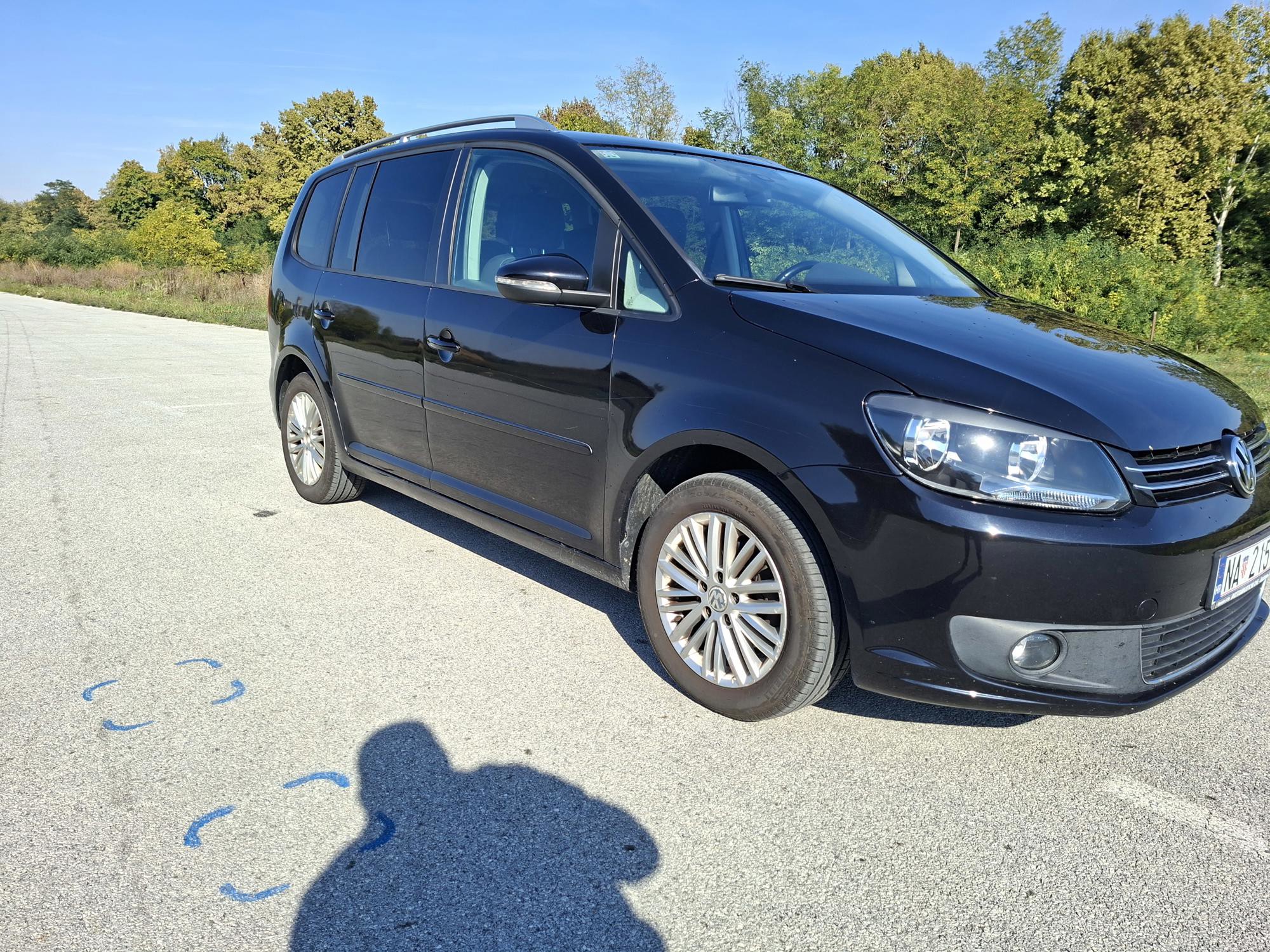 Volkswagen Touran 2014. god, 7 sjedala, automatska klima, cup oprema,nove gume,07.27 reg., fotografija 4