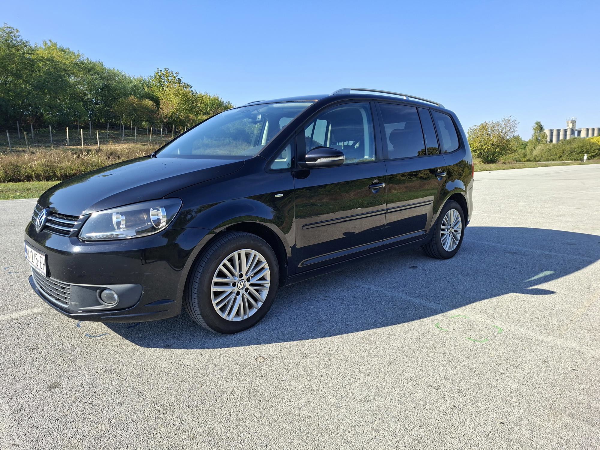 Volkswagen Touran 2014. god, 7 sjedala, automatska klima, cup oprema,nove gume,07.27 reg., fotografija 5