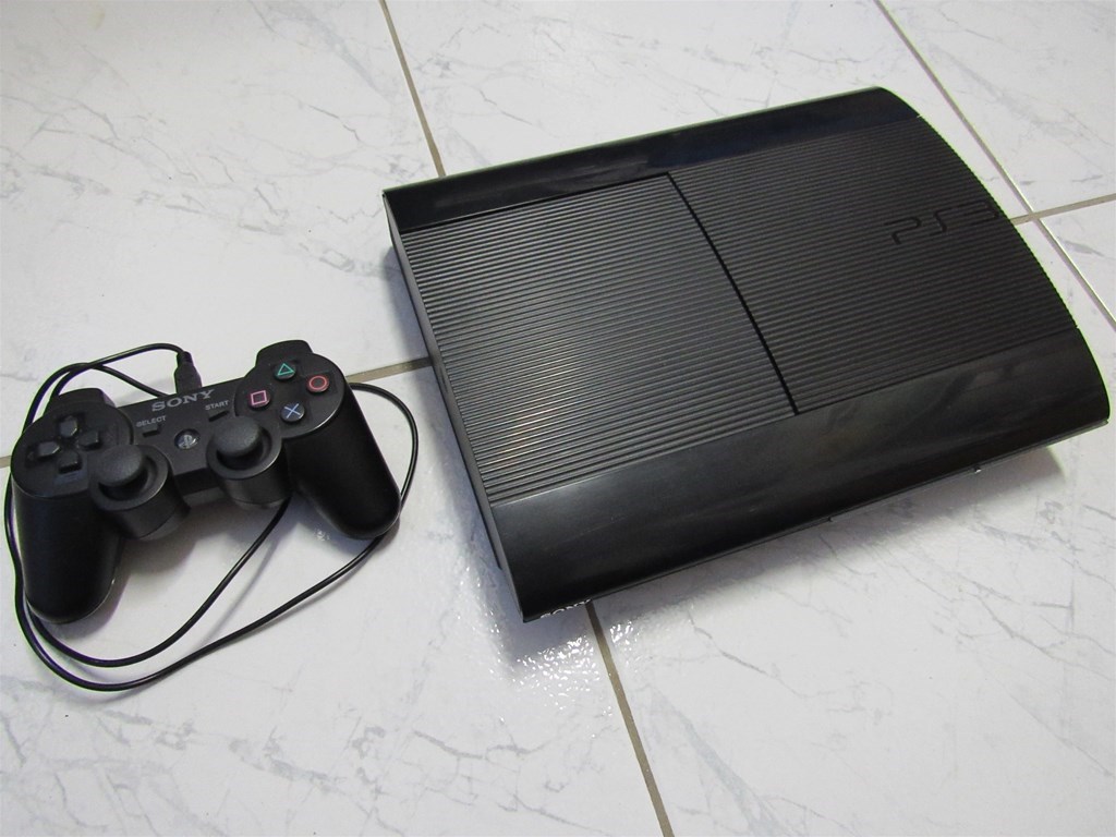 "Playstation 3" + joystick + kabeli + 2 dodatne igrice INDEX OGLASI