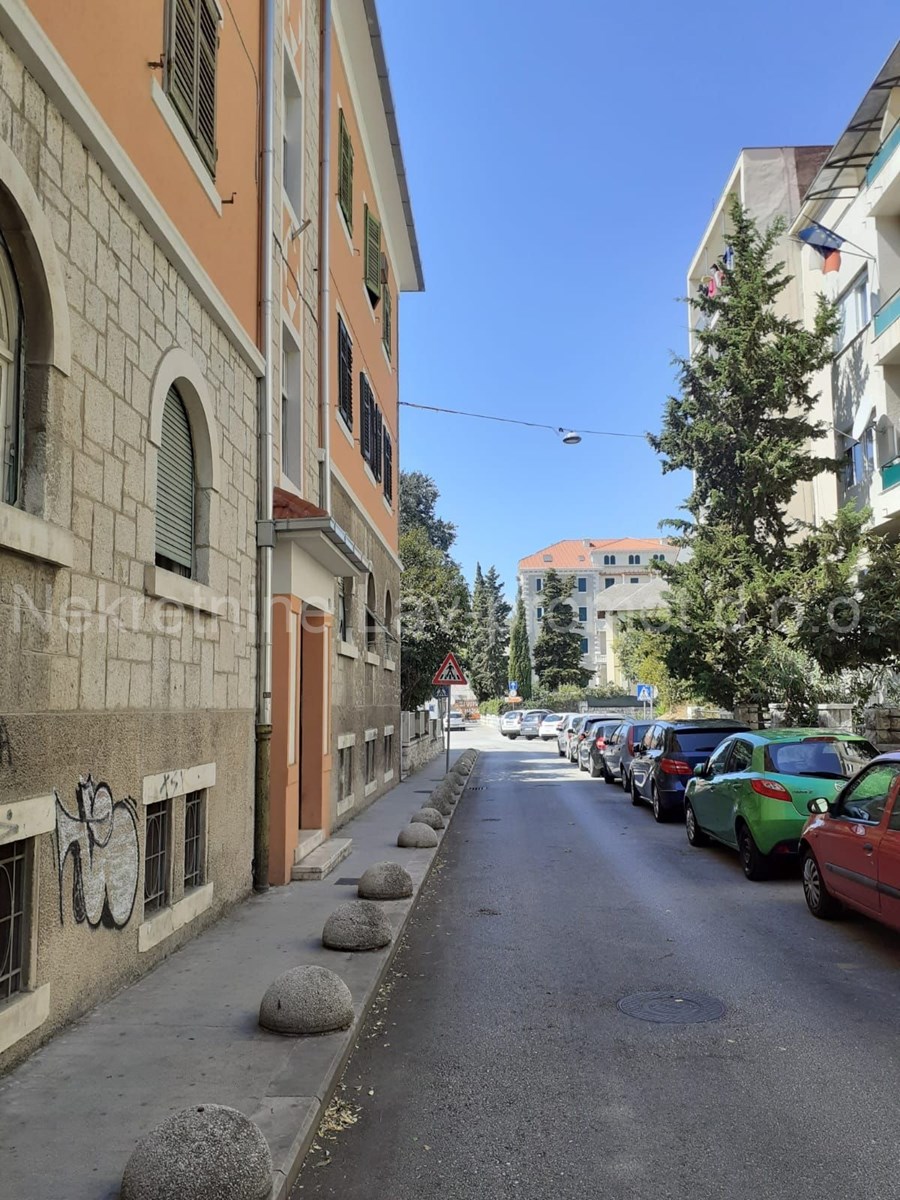 Istarska Ulica Split (ispod opcine), Orijentacija SJ, zaj INDEX OGLASI