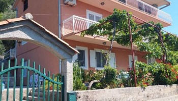 Izdajem dva dvosobna stana u Kamenarima-Herceg Novi,Crna Gora