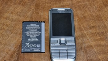 Nokia E52 mobitel