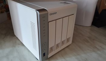 QNAP TS-431 NAS server sa 4 x 3 TB Toshiba HDD