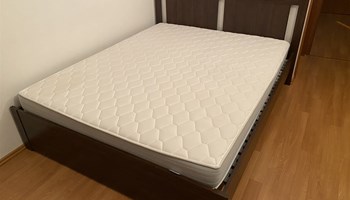 Krevet ( 160x200)+ madrac + podnice ( HITNO)