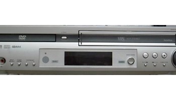 SONY DAV-D150 Hi-Fi stereo videorekorder sa DVD playerom i FM tunerom, 6 glava, LP/SP, 2 scarta, prednji chinchevi, vrlo malo korišten, potpuno ispravan, 6 zvučnika, daljinski
