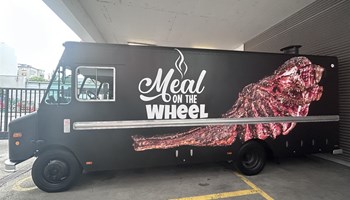 FREIGHTLINER FOOD TRUCK MEAL ON THE WHEEL