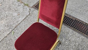 Crvena stolica tapecirana