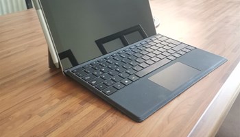 Prodajem microsoft surface pro 4 laptop/tablet 128gb ssd i5 7300u 4gb ram