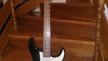 Yamaha Eterna ET 112, električna gitara sa torbom i remenom