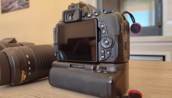 Nikon D5600 + 3 objektiva + dodatna oprema