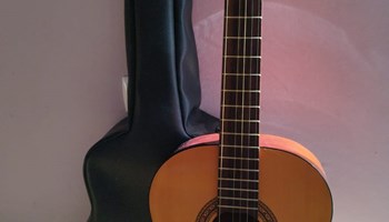 Povoljno prodajem gitaru Melodija Mengeš C-108