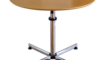 USM Kitos okrugli stol, prirodna lakirana bukva, kromiran