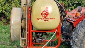Atomizer Agromehanika sa usmjerivačima i komandama za traktor